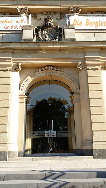 Detailansicht eines südlichen Eingangsportals zur historischen Stadthalle Wuppertal (2015).
