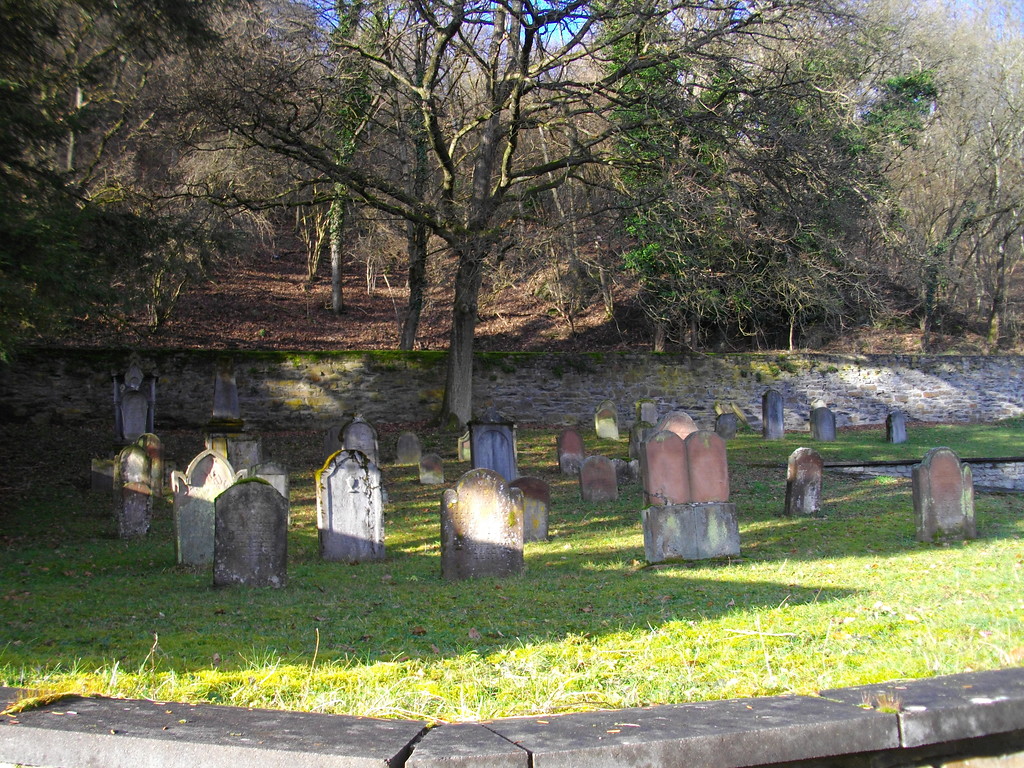Grabsteine auf dem jüdischen Friedhof in Bad Ems (2008).