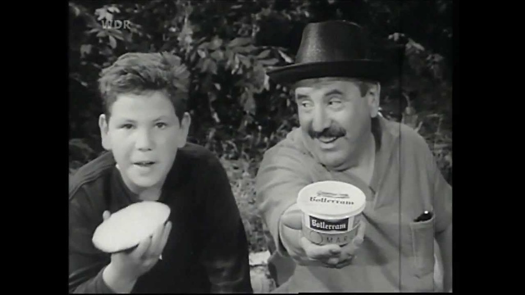 Standbild aus einem Werbespot der 1950/60er Jahre: Der Kölner Volksschauspieler Willy Millowitsch wirbt mit seinem Sohn Peter für die Kölner Margarinemarke "Botterram".