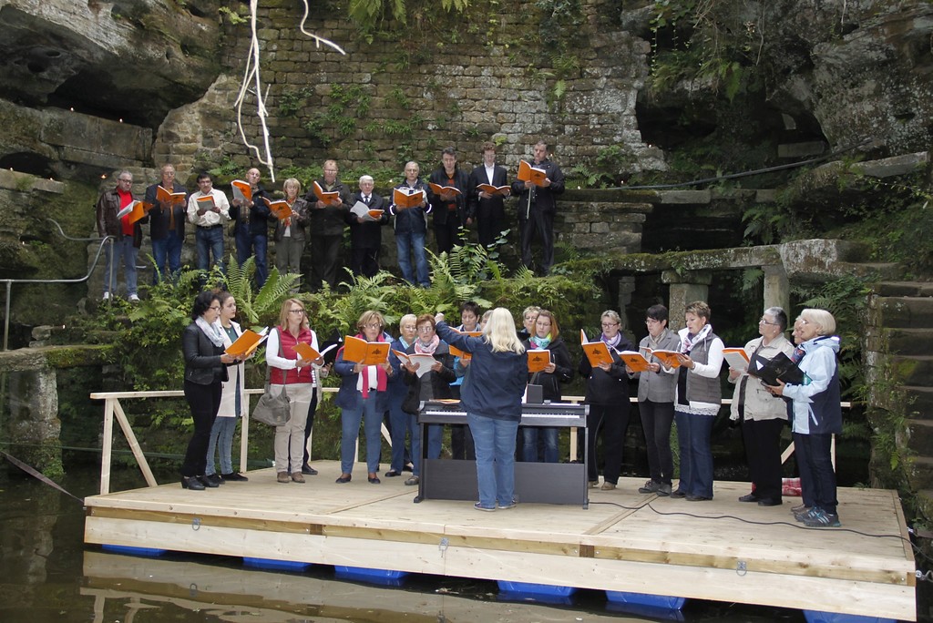 Eine Choraufführung im Rahmen der kulturellen Nutzung des Felsenweihers "Pastors Garten" bei Ernzen (2015).
