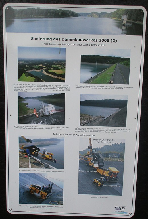 Informationstafel zur Wahnbachtalsperre am Informationsbereich an der Staumauer (2016).