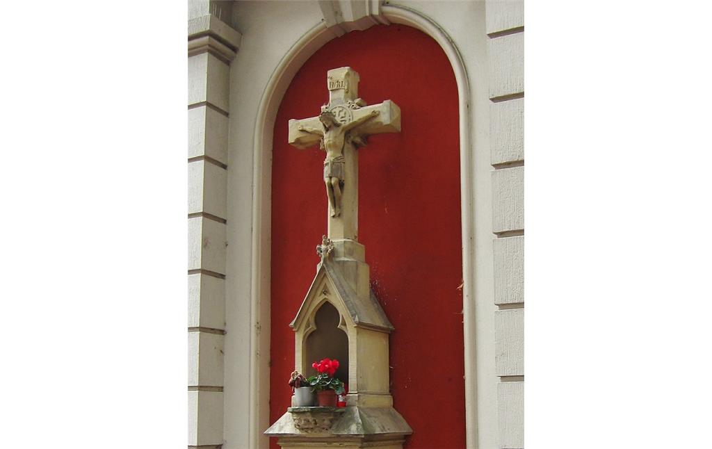 Das Kruzifix auf dem Gedenkkreuz der Eheleute Schmitz-Pingen in Frechen (2013).