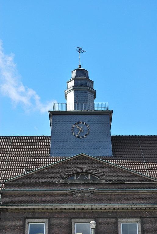 Wetterfahne mit Krupp Kanone auf dem Turm des Bezirksrathauses Rheinhausen in Duisburg (2013)