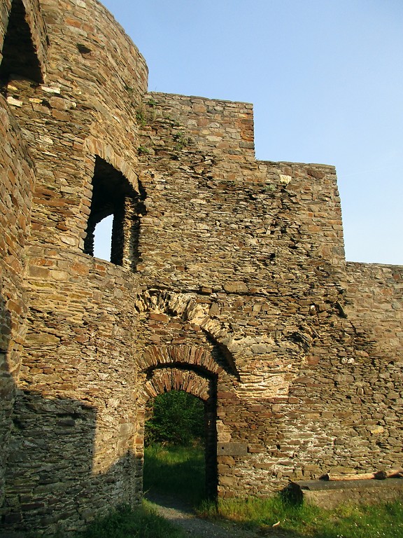 Burgruine der Winneburg bei Cochem, Zugang vom unteren zum oberen Burghof im Süden der Ruine (2018).