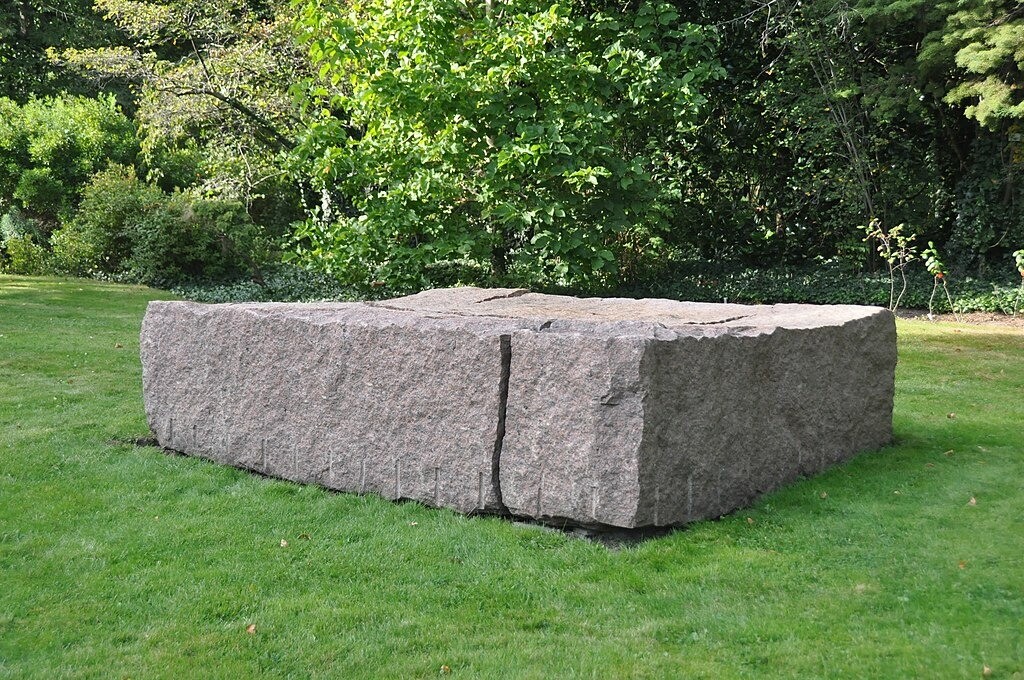 Der Granitblock "Ohne Titel" im Botanischen Garten in Köln-Riehl (2021), eine Skulptur von Ulrich Rückriem.