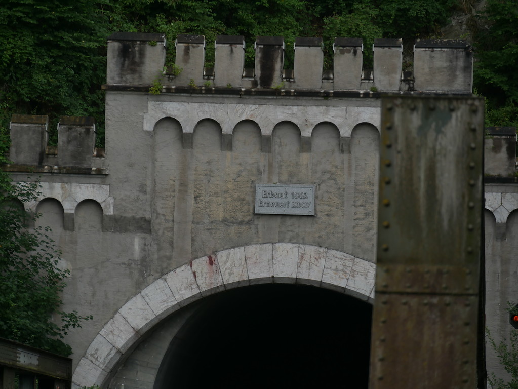 Gedenktafel am östlichen Portal des Ennerichter Eisenbahntunnels (2017)