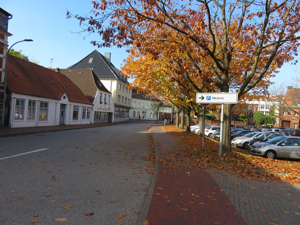 Als Ausgangspunkt für einen kleinen Stadtrundgang zur ehemaligen Störschleife in Itzehoe bietet sich der Parkplatz Meierei an der Breitenburger Straße an  (2018).