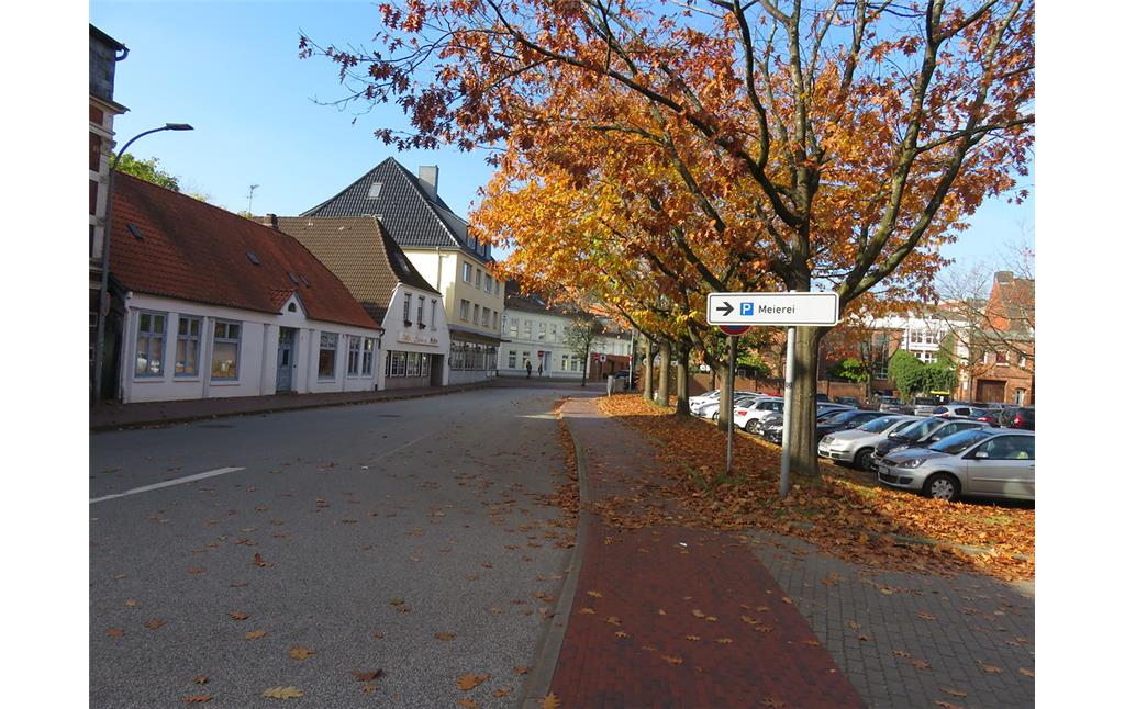 Als Ausgangspunkt für einen kleinen Stadtrundgang zur ehemaligen Störschleife in Itzehoe bietet sich der Parkplatz Meierei an der Breitenburger Straße an  (2018).