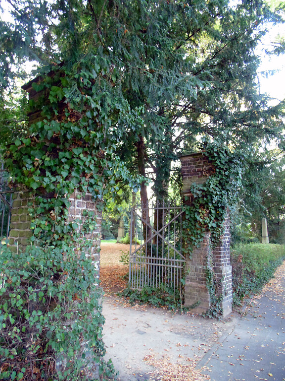 Eines der beiden Tore des ehemaligen Friedhofs Deckstein in Köln-Lindenthal (2020)