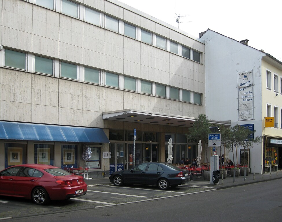 Ehemaliger Eingang zum Viktoriabad, Blick auf das Stadtmuseum Bonn und das Café Blau (2016)