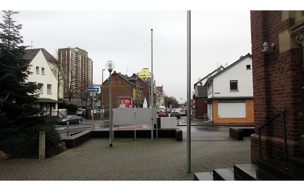 Blick in Richtung Norden über die Brühler Landstraße, als Bundesstraße 51 die zentrale Durchgangsstraße in Köln-Meschenich (2021).