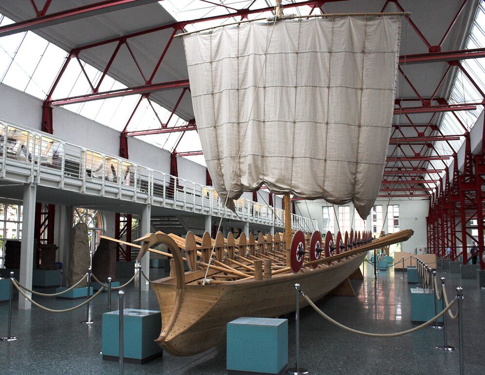 Rekonstruktion eines römischen Kriegsschiffes des Typs "Navis lusoria" im Museum für Antike Schifffahrt in Mainz (2006).
