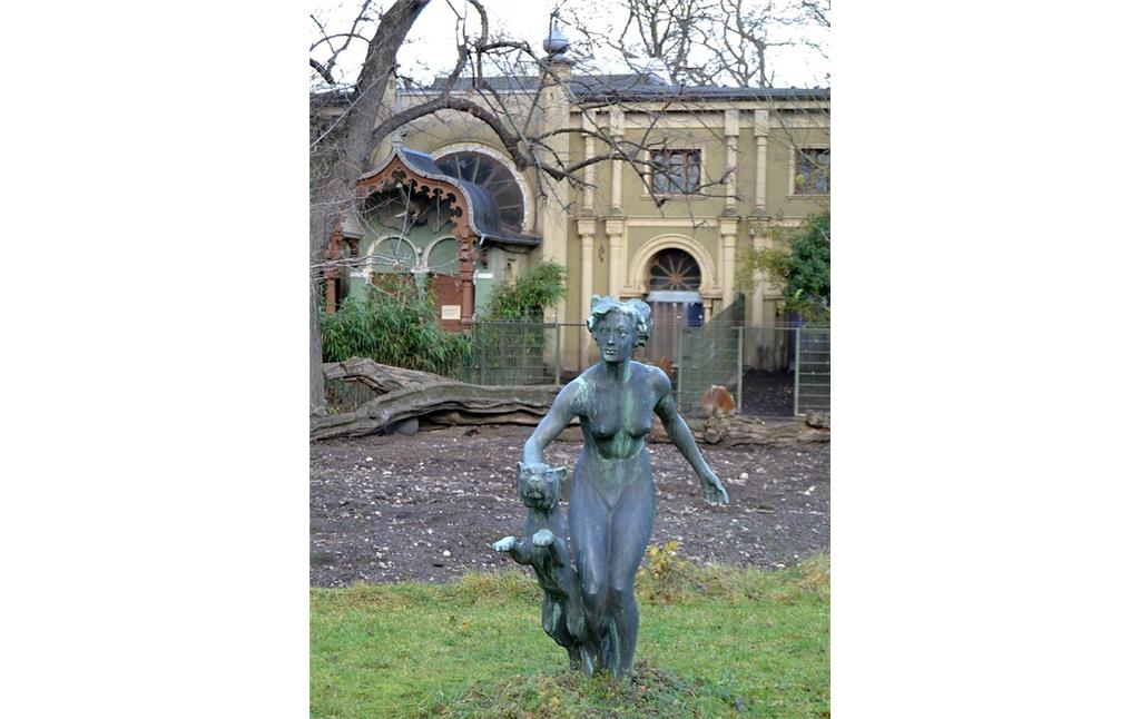 Die von dem Bildhauer Fritz Behn (1878-1970) um 1920 geschaffene Bronzeplastik "Mädchen mit Panther" im Kölner Zoo in Riehl.