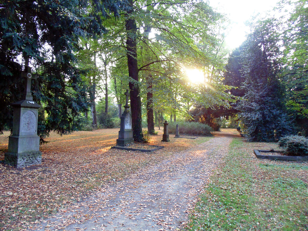 Der unter Denkmalschutz stehende ehemalige Friedhof Deckstein in Köln-Lindenthal, heute eine öffentlich genutzte Parkanlage (2020)