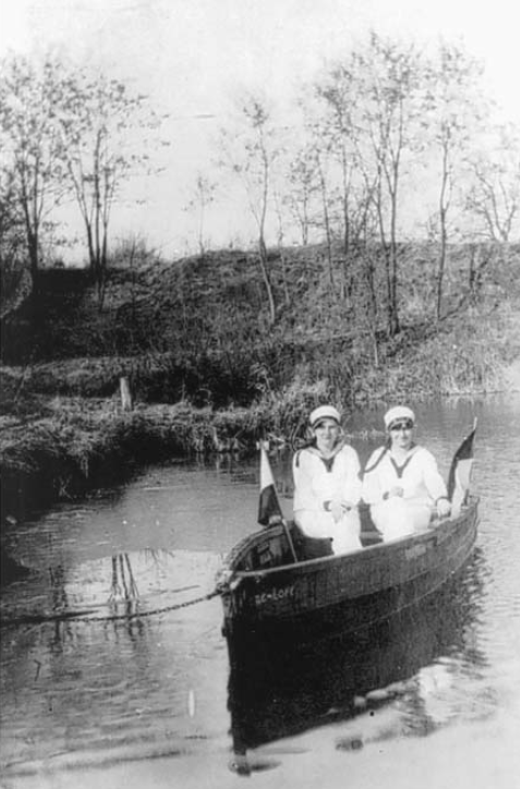 Kahnpartie auf dem kleinen See, der sich in der einstigen Grube Haans Loch in Plaidt gebildet hat (1930er Jahre)