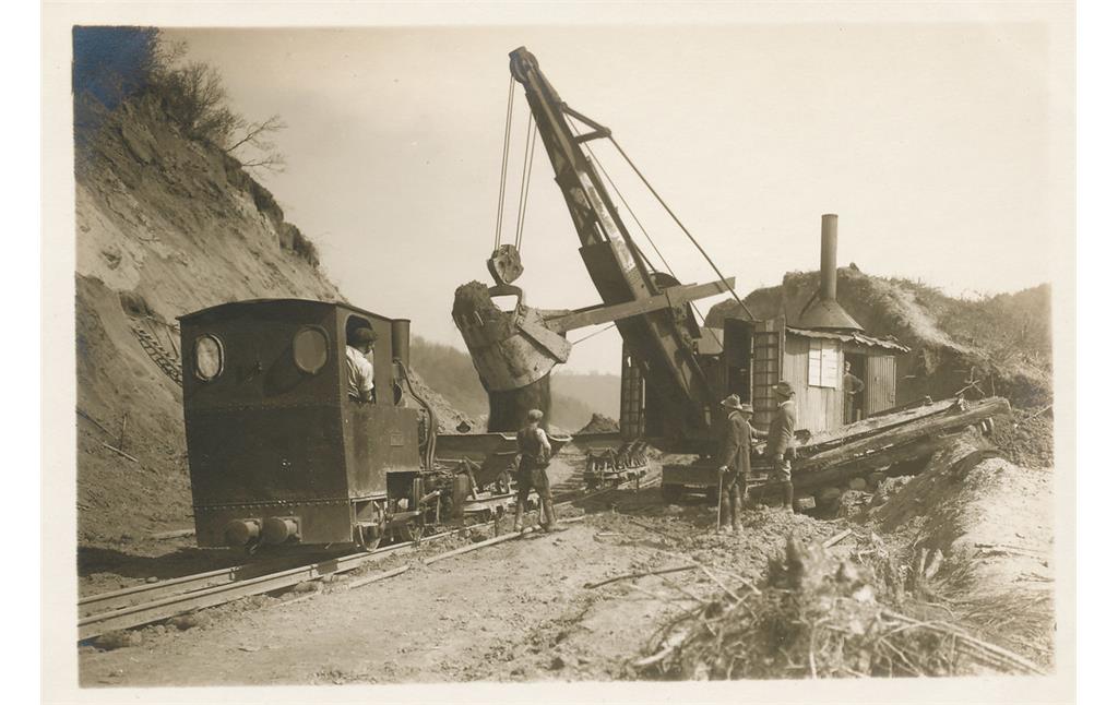 Bau der Wahnbachtalstraße, Bauzug mit Lokomotive und Dampfkran (1925-1927)