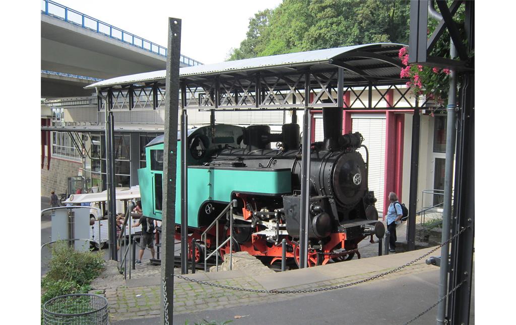Dampflokomotive Nr. 2, Baujahr 1927, die vor dem Talbahnhof als Denkmallok aufgestellt ist. Aufstellungsort mit dem Schutzdach (2013)