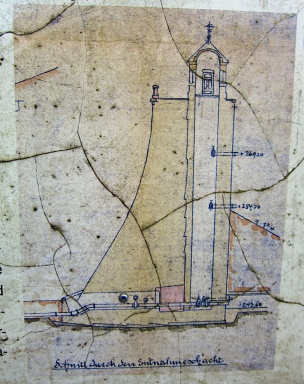 Historische Zeichnung des Querschnitts der Staumauer auf den Infotafeln an der Ronsdorfer Talsperre (Aufnahme 2014).
