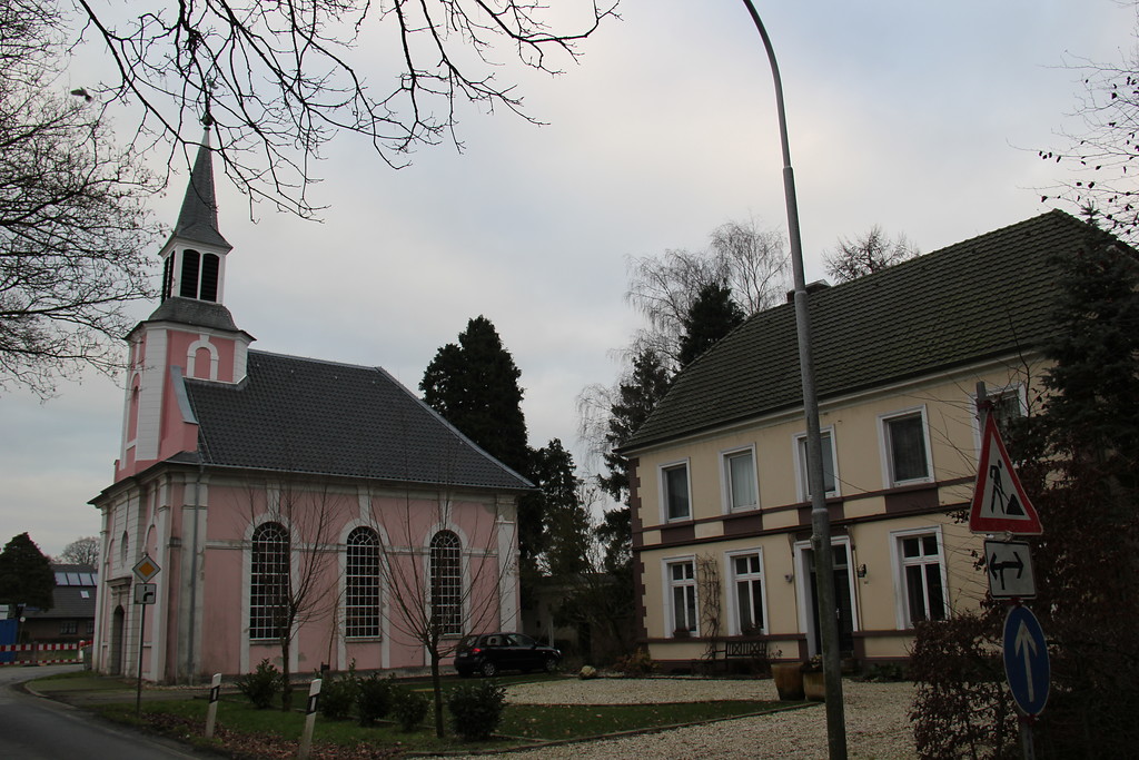 Evangelische Lutherkirche und Pfarrhaus in Goch-Pfalzdorf (2013)