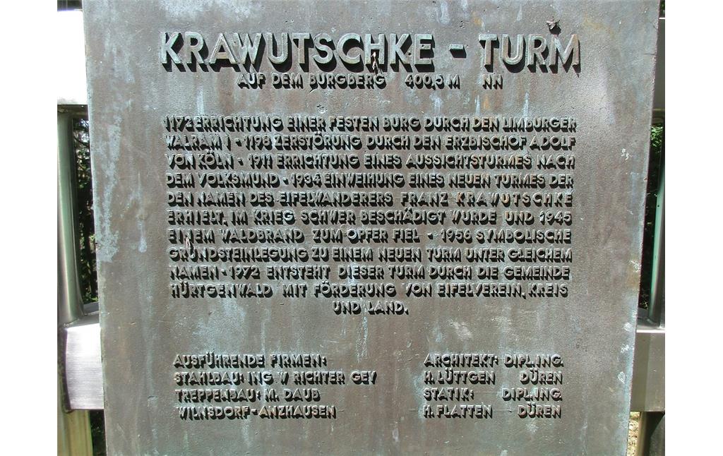Metallene Informationstafel zur Baugeschichte des nach Franz Krawutschke (1862-1940) benannten Krawutschke-Aussichtsturms auf dem 400,8 Meter hohen Burgberg bei Hürtgenwald-Bergstein (2017).