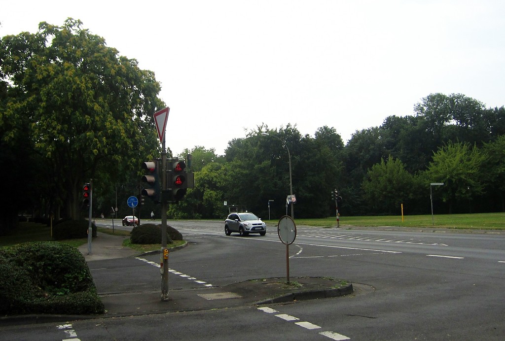 Blick in den Burgpark Hermülheim in Hürth von der Horbeller Straße / L 92 aus (2013)