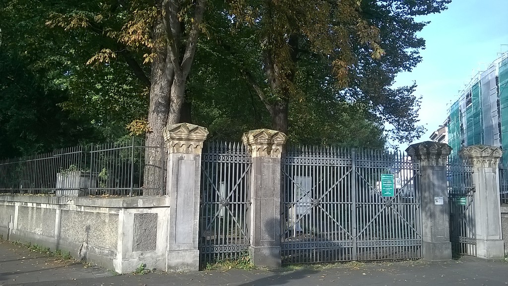 Das östliche Eingangstor zum Alten Friedhof in Bonn-Nordstadt (2014).