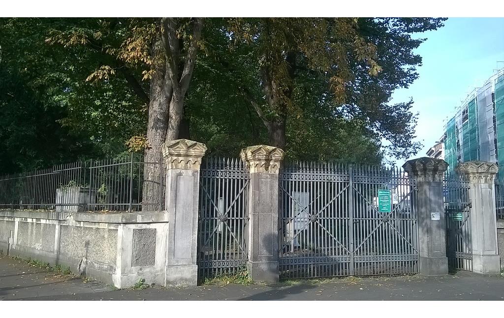 Das östliche Eingangstor zum Alten Friedhof in Bonn-Nordstadt (2014).