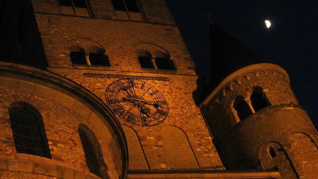Abendliche Detailansicht des südwestlichen Hauptturms mit der Turmuhr des Trierer Doms (2014).