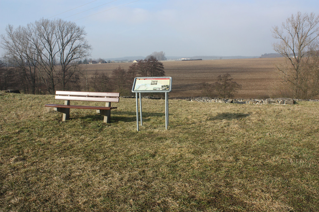 Blick vom Kastellareal "Alteburg" bei Arnsburg auf den Standort der frühen Militärlager nördlich des Welsbaches (2013)