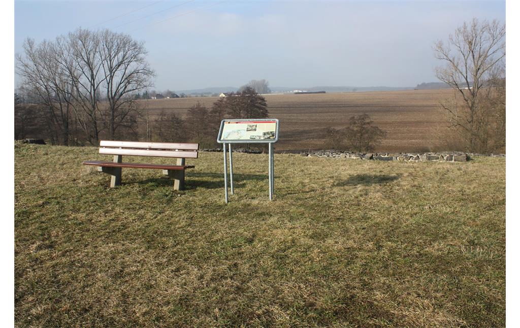 Blick vom Kastellareal "Alteburg" bei Arnsburg auf den Standort der frühen Militärlager nördlich des Welsbaches (2013)