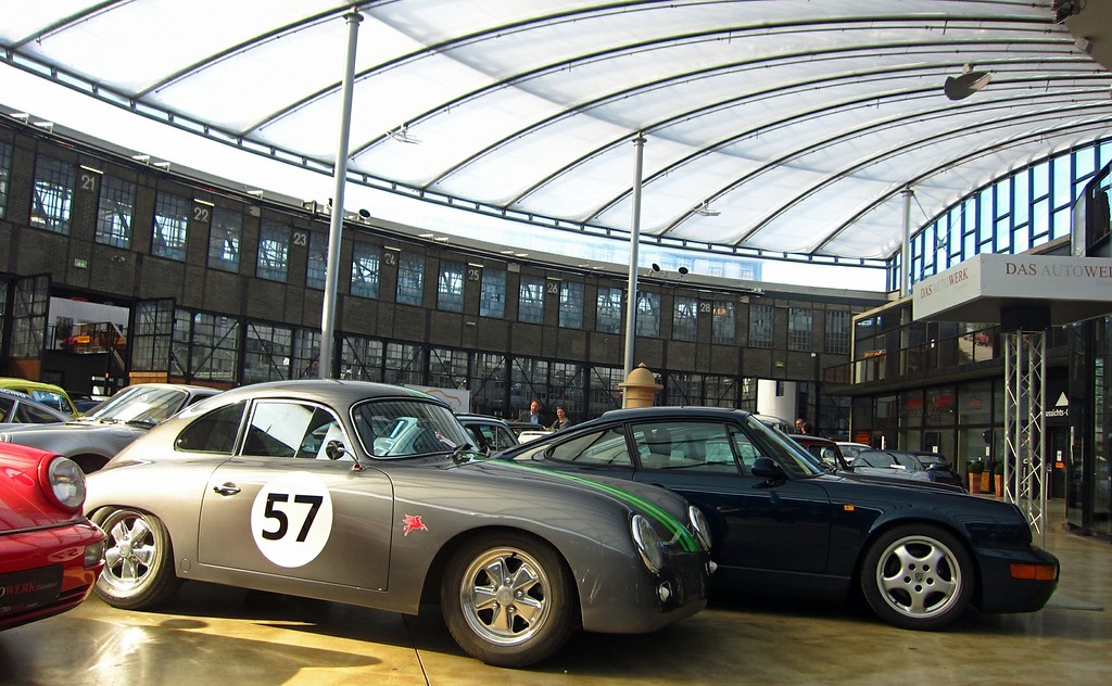 Blick in die Fahrzeugausstellung der "Classic-Remise" in Düsseldorf-Oberbilk, einem umgenutzten ehemaligen Ringlokschuppen (2015)
