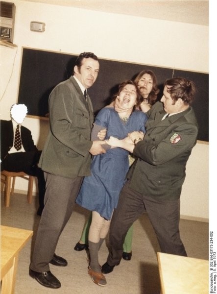 Die RAF-Terroristin Ulrike Meinhof (1934-1976) wird in der JVA Köln-Ossendorf in Anstaltskleidung von Beamten mit Gewalt bei einer Gegenüberstellung Zeugen vorgeführt (1973).