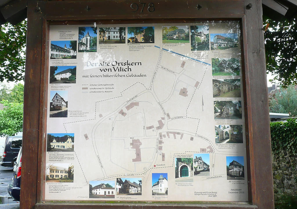 Eine Informationstafel über den alten Ortskern von Vilich vor dem alten Pastorat in der Adelheidisstraße (2014)
