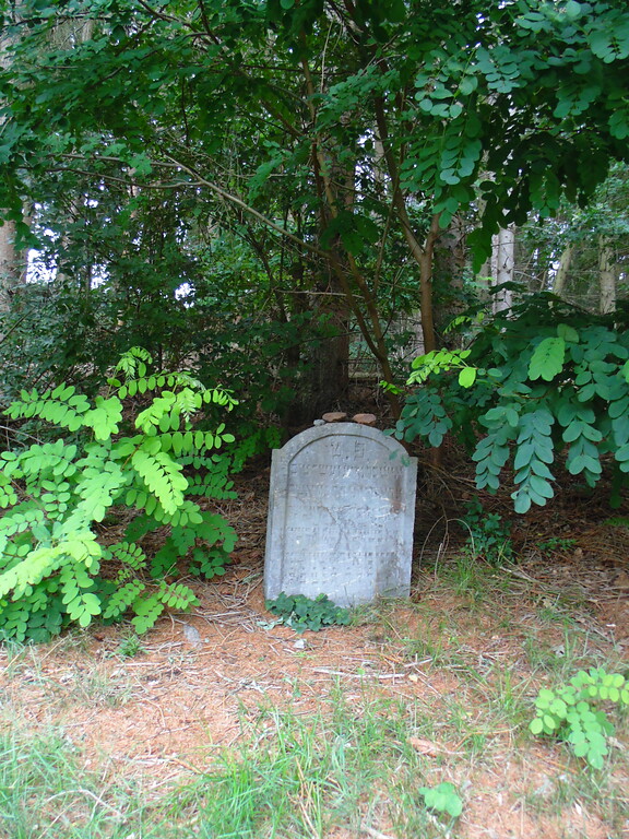 Einer der vier erhaltenen Grabsteine auf dem jüdischen Friedhof Bleibuir (2020).