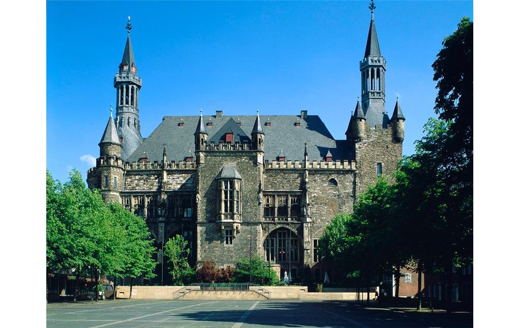 Das Aachener Rathaus vom Katschhof aus gesehen (1999).