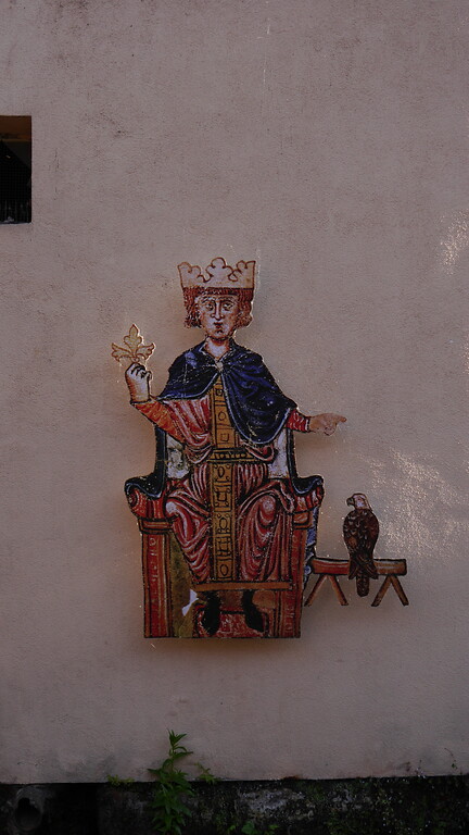 Darstellung Kaiser Friedrichs II. aus dem Geschlecht der Staufer an einer Hausfassade an der Queich in Annweiler (2020)