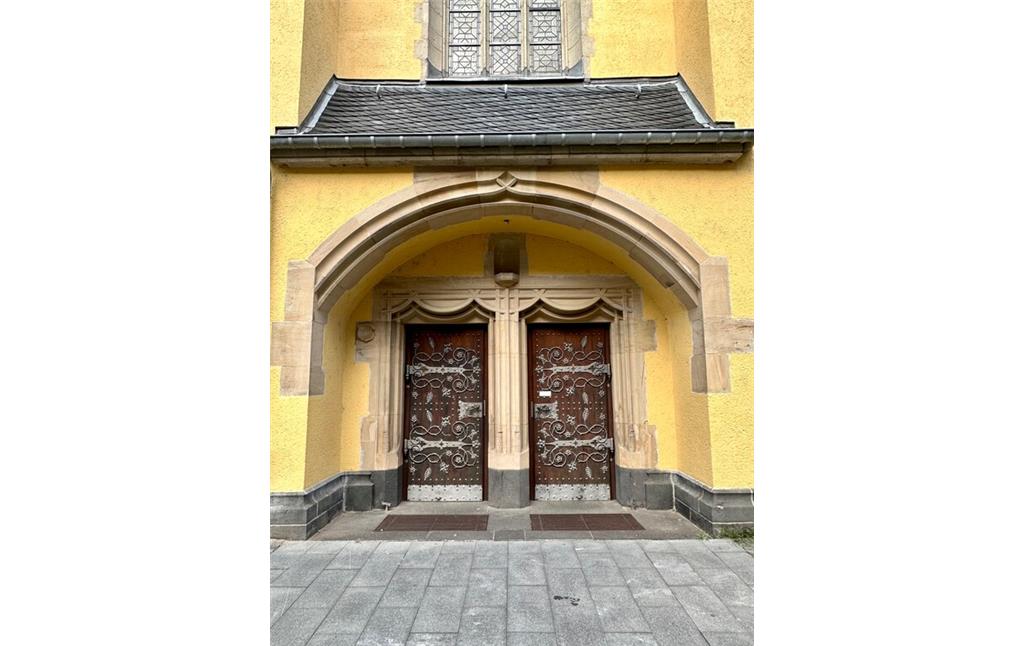 Der Seiteneingang der katholischen Kirche St. Josef in Köln-Porz (2023).