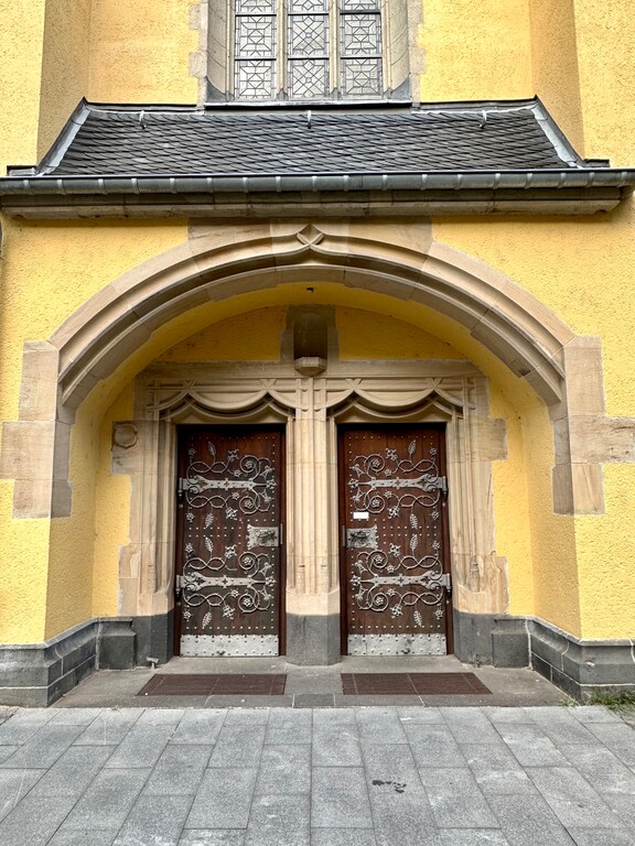 Der Seiteneingang der katholischen Kirche St. Josef in Köln-Porz (2023).