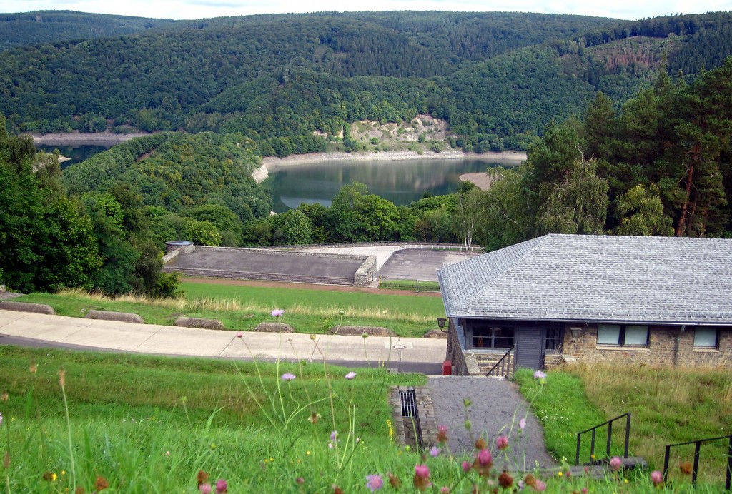 Blick über die Sportanlagen des NS-Schulungsheims, der so genannten "Ordensburg" Vogelsang bei Schleiden-Gemünd, auf den dahinter liegenden See der Urfttalsperre (2015).