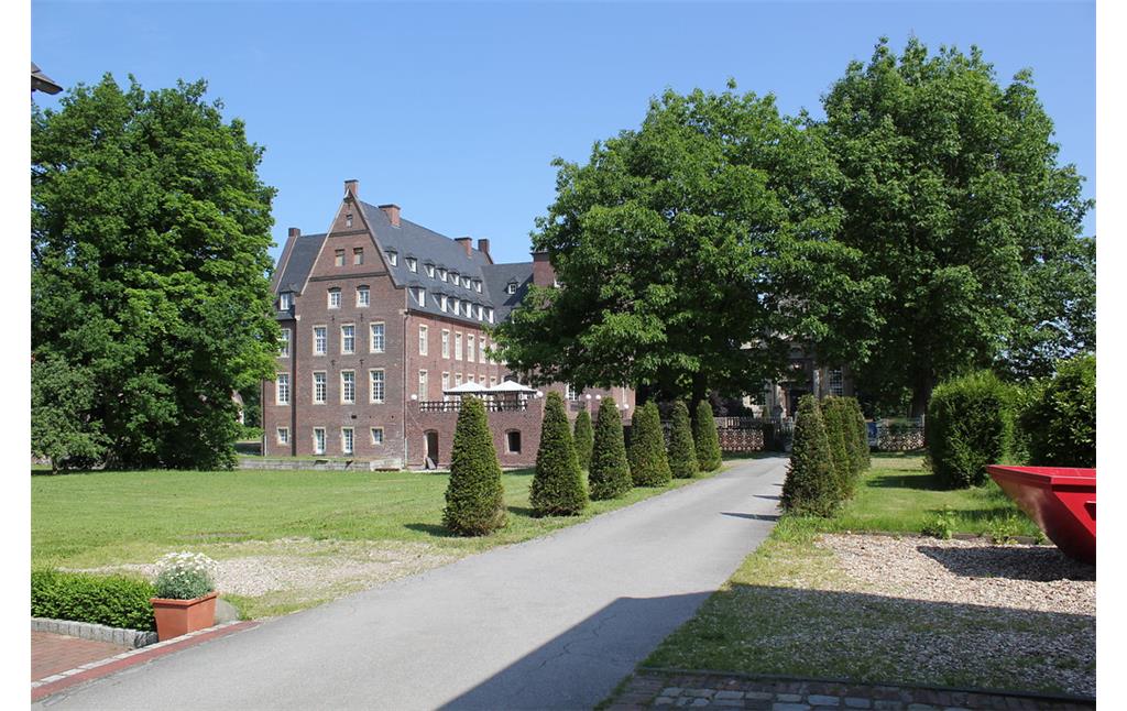 Haupthaus und Zufahrt des Schlosses Diersfordt (2012)