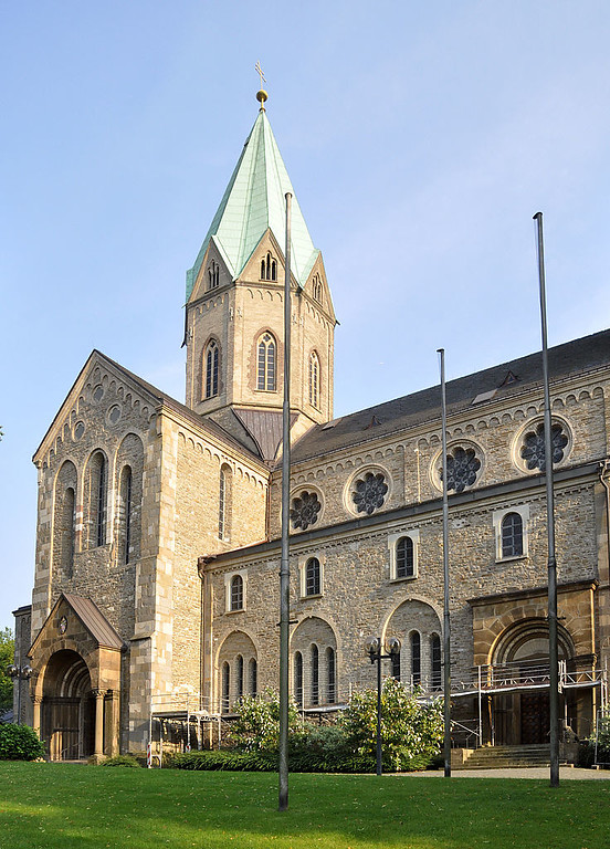 Die frühere Abteikirche (Salvatorkirche oder Peterskirche) und heutige Pfarrkirche Sankt Ludgerus in Essen-Werden (2015). Das Langhaus und das Querschiff mit dem Vierungsturm von Nordwesten gesehen.