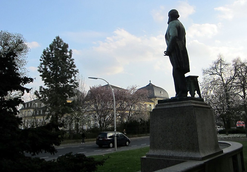Kekulé-Denkmal vor dem Geographischen Institut mit Blick auf das Poppelsdorfer Schloss (2012).