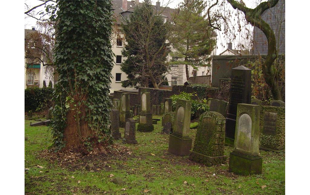 Gräberreihe auf dem alten Jüdischen Friedhof an der Weißenburgstraße in Wuppertal-Elberfeld (2006)