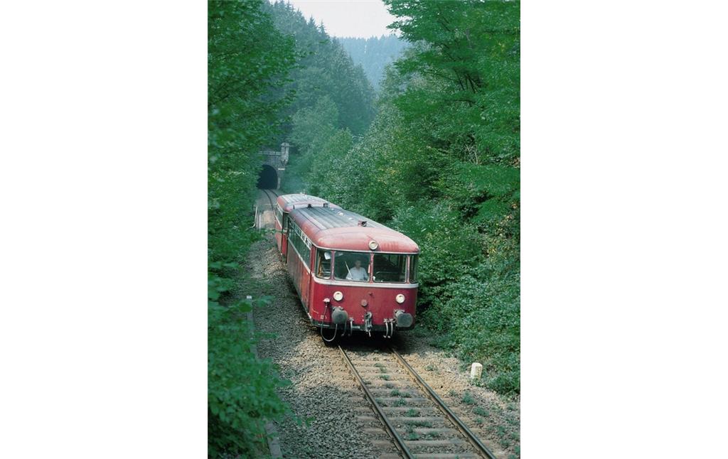 Ein so genannter "Uerdinger Schienenbus" (Baureihe VT95/795 oder VT98/798 der Deutschen Bundesbahn) auf der Strecke der Brexbachtalbahn (vermutlich 1970er Jahre).