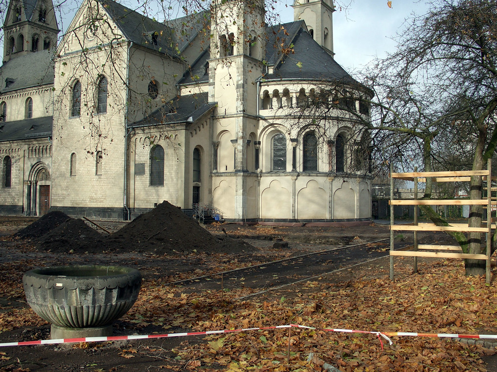 Im unmittelbaren Umfeld der Basilika Sankt Kastor in Koblenz wurden Spuren eines frührömischen Kastells archäologisch untersucht (2008).