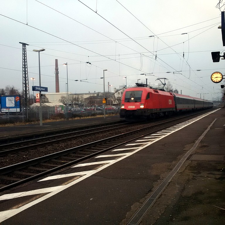 Durch den Bahnhof Sinzig fahrender Intercity-Zug (2015)