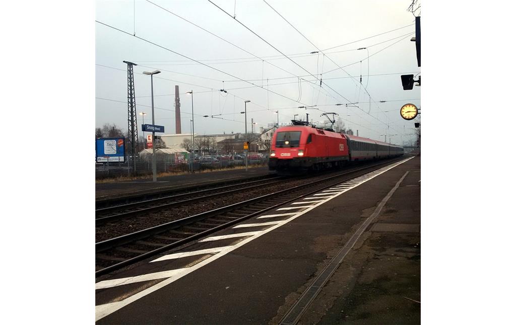 Durch den Bahnhof Sinzig fahrender Intercity-Zug (2015)