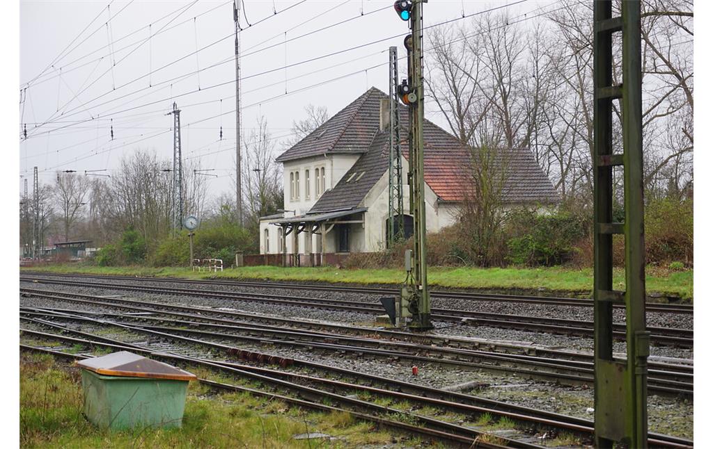 Bahnhof Rheinkamp, Empfangsgebäude und Hausbahnsteig von Norden (2020)