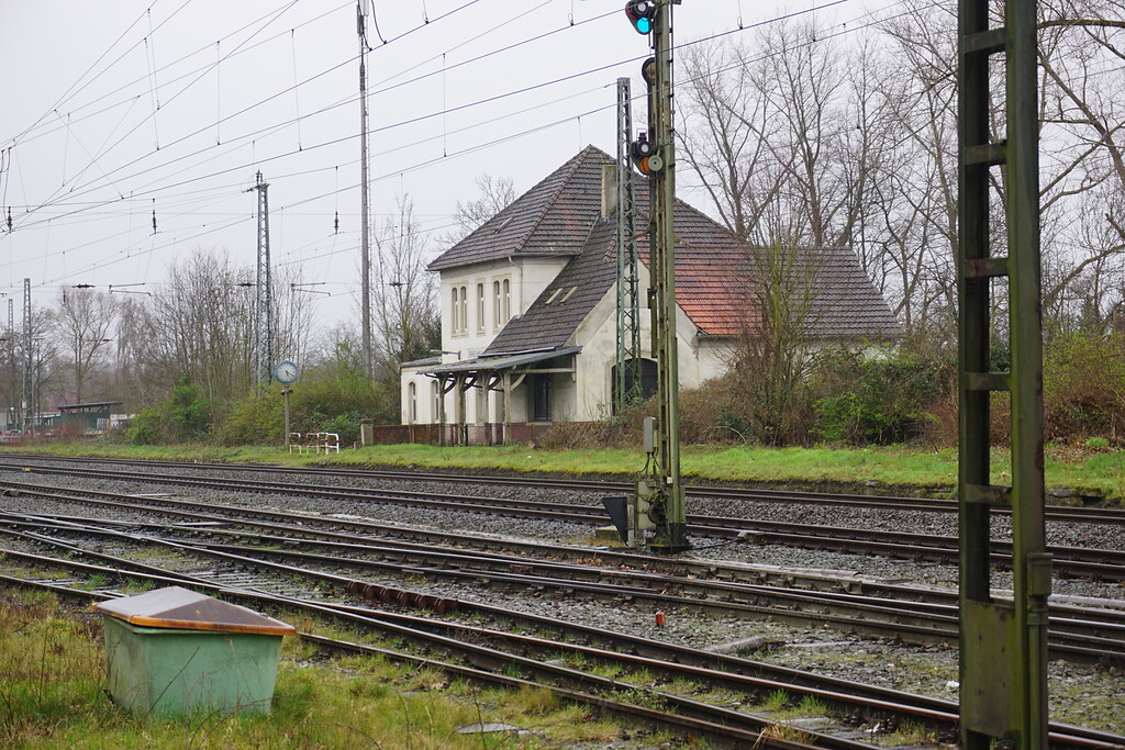 Bahnhof Rheinkamp, Empfangsgebäude und Hausbahnsteig von Norden (2020)