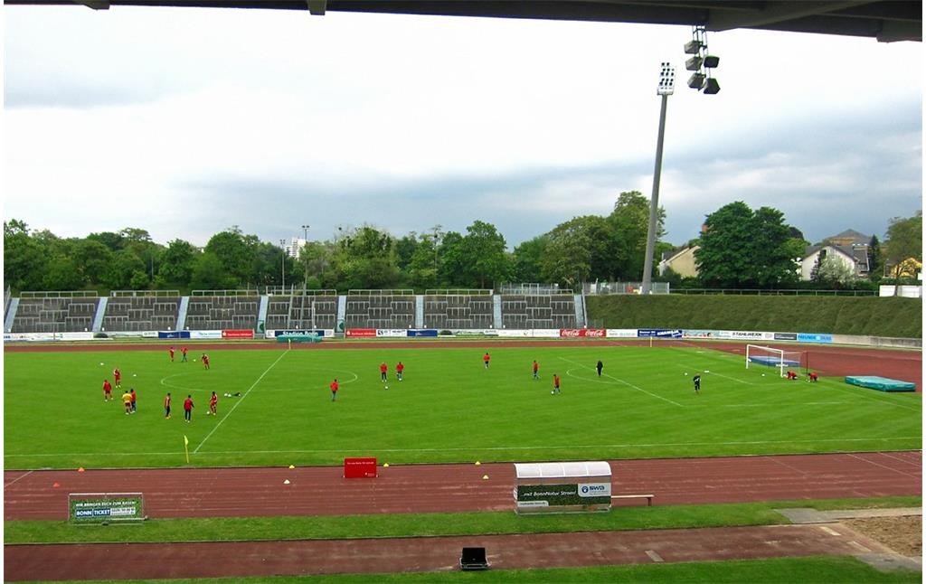 Südlicher Teil des Sportstadions im Bonner Sportpark Nord von der Westtribüne aus gesehen (2014)